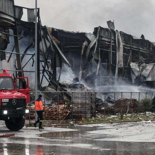 Τρίκαλα: Τέσσερις νεκρές εργαζόμενες, μια αγνοούμενη στο εργοστάσιο «Βιολάντα» — Έρευνες για τα αίτια της τραγωδίας
