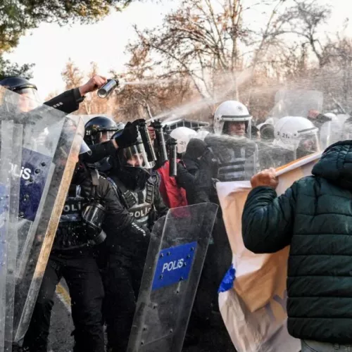 Τουρκία: Συγκρούσεις ανάμεσα σε φιλοκούρδους διαδηλωτές και την αστυνομία στα σύνορα με τη Συρία