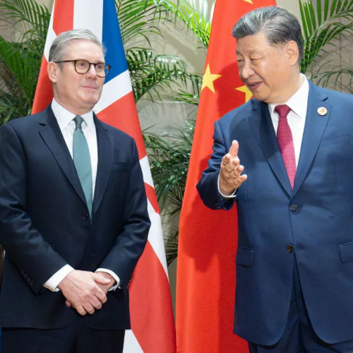 Συνομιλίες Σι – Στάρμερ στο Πεκίνο για εξομάλυνση των σχέσεων Κίνας–Βρετανίας