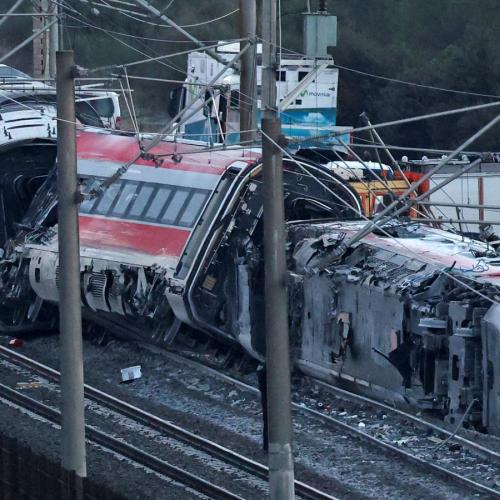Σιδηροδρομική τραγωδία στην Ισπανία: 39 νεκροί, τριήμερο εθνικό πένθος και αναπάντητα ερωτήματα για το δυστύχημα