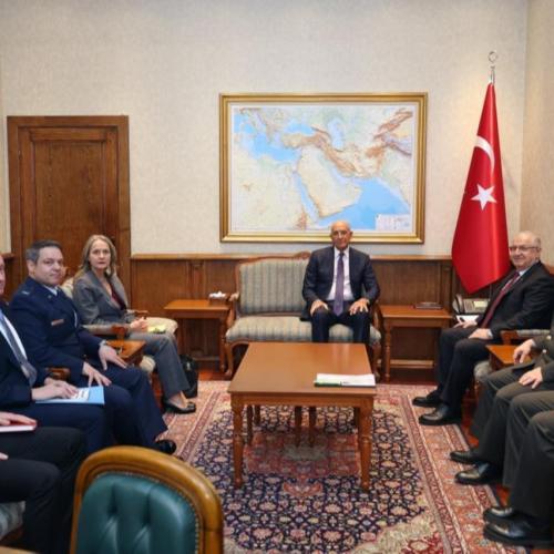 Τουρκία: Σάλος για τη φωτογραφία του Αμερικανού πρέσβη σαν να προεδρεύει συνάντησης στο υπουργείο Άμυνας