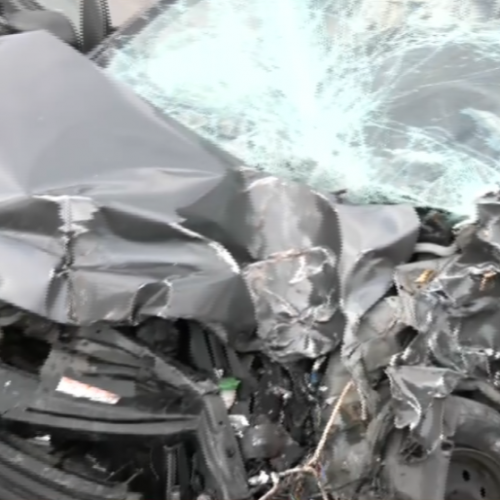 Τροχαίο στη Λ. Θηβών: Τρεις τραυματίες από πρόσκρουση φορτηγού σε σταθμευμένα οχήματα και μηχανάκια 