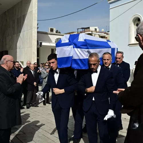 Συγκίνηση στο τελευταίο «αντίο» στον Αναστάση Παπαληγούρα