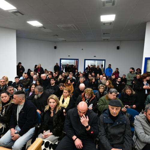 Δίκη για τα Τέμπη: Εντάσεις μεταξύ συγγενών θυμάτων και κατηγορούμενους λίγο πριν την έναρξη