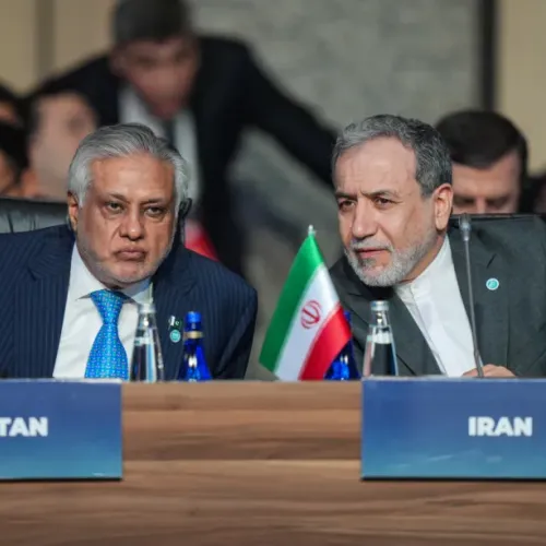 Στενά του Ορμούζ: Τέσσερις χώρες προτείνουν σχέδιο στα πρότυπα της Διώρυγας του Σουέζ - Στήριξη και από την Κίνα