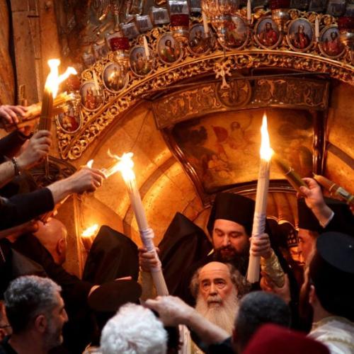 Διπλωματικός αγώνας του ΥΠΕΞ για να φτάσει το Άγιο Φως στην Ελλάδα εν μέσω πολεμικής έντασης