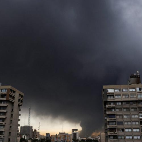 Ιράν: Ανησυχία για τη «μαύρη βροχή» πάνω απ' την Τεχεράνη, μετά τα πλήγματα σε πετρελαϊκές εγκαταστάσεις