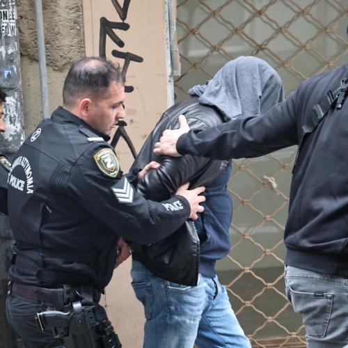 Θρίλερ στο κέντρο της Αθήνας: Νεκρή γυναίκα σε ακάλυπτο πολυκατοικίας - Προσήχθη ένας άνδρας