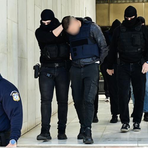 Δολοφονία 27χρονου στον Άγιο Δημήτριο: Δίωξη για υπόθαλψη εγκληματία στον 18χρονο και τις δύο κοπέλες