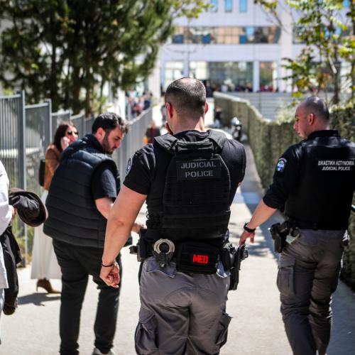 Επίθεση 89χρονου στον ΕΦΚΑ: «Απειλούσε ότι θα σκοτώσει», καταγγέλλει η ανιψιά του - Έρευνες για τον εντοπισμό του