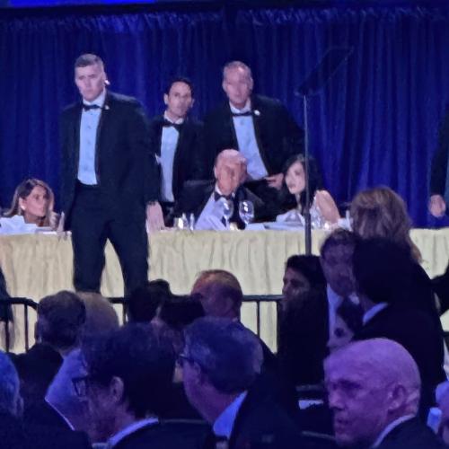 ΗΠΑ: Ερωτήματα για την ασφάλεια Τραμπ μετά τους πυροβολισμούς στο Washington Hilton