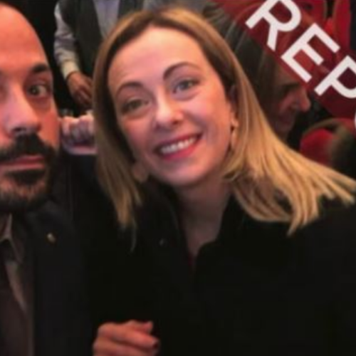 Ιταλία: Σάλο προκαλεί «σέλφι» της Μελόνι με κατηγορούμενο μαφιόζο - Τι απαντά η πρωθυπουργός