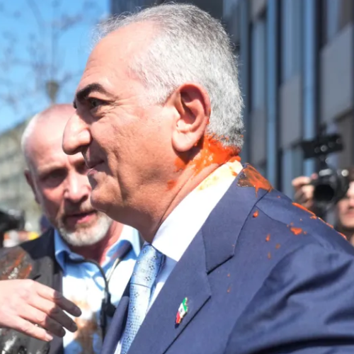 Διαδηλωτές στο Βερολίνο πέταξαν τοματοπολτό στον Ρεζά Παχλαβί