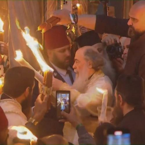 Ιερουσαλήμ: Σε κλίμα συγκίνησης η αφή του Αγίου Φωτός - Η μεταφορά του στην Ελλάδα