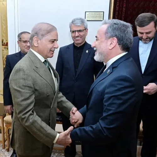 Ιράν: Στο Ισλαμαμπάντ επέστρεψε ο Αραγτσί μετά τις επαφές στο Ομάν – Επόμενος σταθμός η Μόσχα