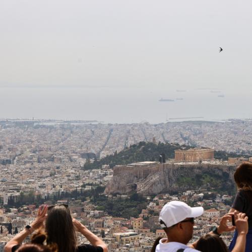 Επέστρεψε η αφρικανική σκόνη με υψηλές θερμοκρασίες και περιορισμένη ορατότητα