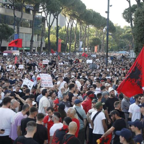 Αλβανία: Κλιμακώνονται οι μαζικές διαδηλώσεις κατά του πολυτελούς τουριστικού θερέτρου Κούσνερ 