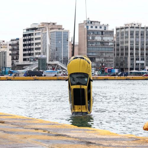 Τραγωδία στο λιμάνι του Πειραιά: Νεκρός ο οδηγός του ταξί που έπεσε στη θάλασσα