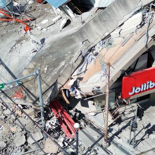 Τουλάχιστον 35 νεκροί από τον ισχυρό σεισμό των 7,8 Ρίχτερ στις Φιλιππίνες - Κατέρρευσαν σχολικά κτίρια και υποδομές