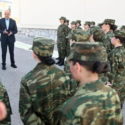 Ν.Δένδιας: Επίσκεψη στις πρώτες Εθελόντριες Στρατιωτικής Θητείας στο Κέντρο Εκπαιδεύσεως Νεοσυλλέκτων στη Λαμία