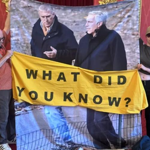 Εισβολή ακτιβιστών στο Μπάκιγχαμ: Ύψωσαν πανό για τον Άντριου και τον Έπστιν μέσα στην αίθουσα του θρόνου