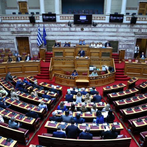 Βουλή: «Σύγκρουση» Μητσοτάκη - Ανδρουλάκη για ακρίβεια, καύσιμα και 13η σύνταξη