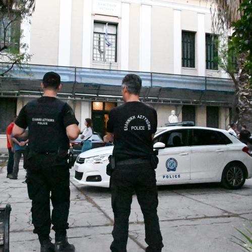ΠΡΟΦΥΛΑΚΙΣΤΗΚΑΝ ΟΙ ΔΥΟ ΑΣΤΥΝΟΜΙΚΟΙ ΠΟΥ ΚΑΤΗΓΟΡΟΥΝΤΑΙ ΓΙΑ ΤΟΝ ΤΡΑΥΜΑΤΙΣΜΟ ΤΟΥ 20ΧΡΟΝΟΥ ΣΤΗΝ ΔΙΑΡΚΕΙΑ ΚΑΤΑΔΙΩΞΗΣ ΣΤΟ ΑΡΓΟΣ