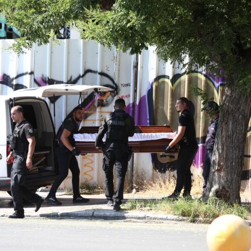 Θρίλερ στην Κυψέλη: Σε γυναίκα παραπέμπει η σορός που βρέθηκε σε βαλίτσα σε εγκαταλελειμμένο κτήριο 