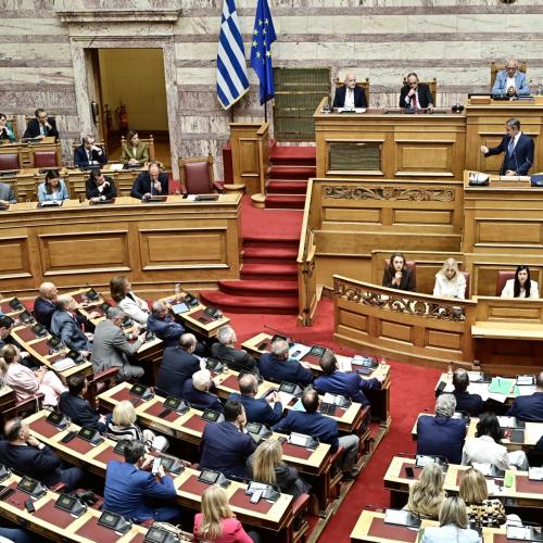 Βουλή: Υψηλοί τόνοι για τη συνταγματική αναθεώρηση – Αντιπαράθεση Μητσοτάκη και Ανδρουλάκη 