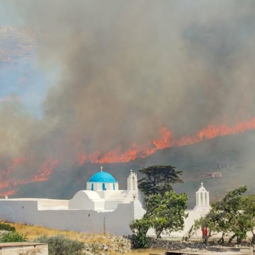 φωτια στη παρο