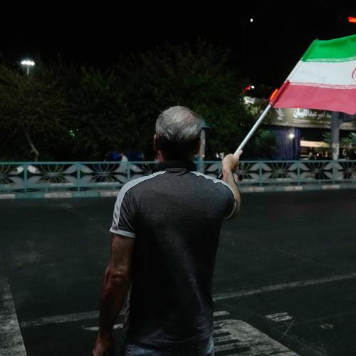 Κλιμακώνεται η σύγκρουση ΗΠΑ–Ιράν: Επιθέσεις σε αμερικανικές βάσεις σε Ιορδανία, Μπαχρέιν και Κουβέιτ