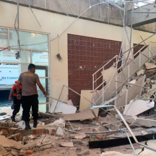 Ινδονησία: Στους 47 οι νεκροί από τον σεισμό 7,7 Ρίχτερ στη Φλόρες – Μάχη στα συντρίμμια για επιζώντες