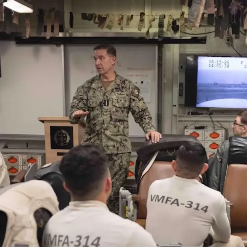 Στο USS Abraham Lincoln ο επικεφαλής της CENTCOM εν μέσω καταγγελιών για τις συνθήκες διαβίωσης