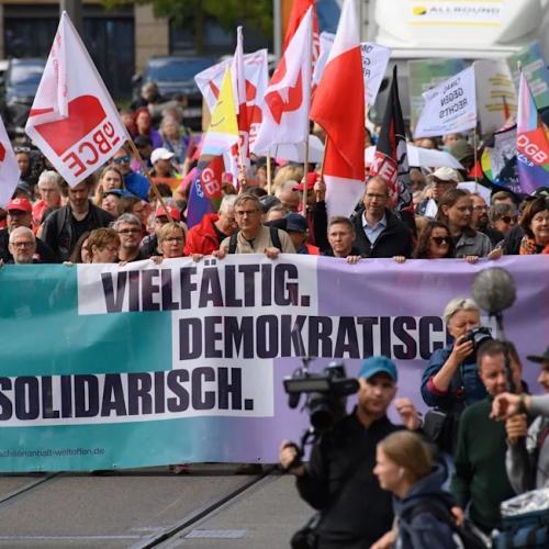Γερμανία: Χιλιάδες στους δρόμους κατά της AfD – «Ασπίδα» δημοκρατίας πριν από τις κρίσιμες εκλογές