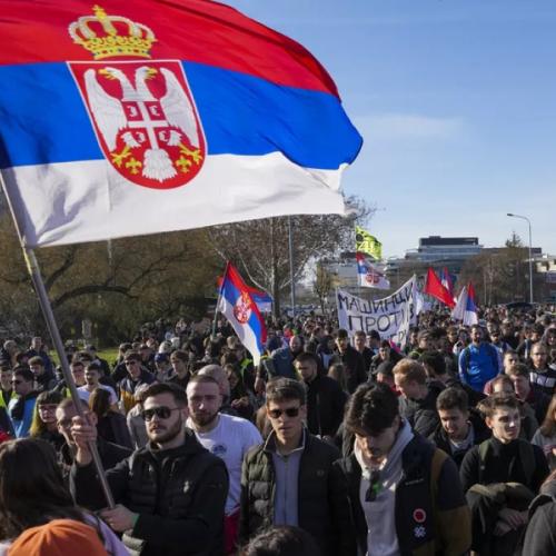 Από τους δρόμους στις κάλπες: Οι φοιτητές της Σερβίας κατεβαίνουν στις εκλογές με «συμπαίκτη» τον Μποντιρόγκα