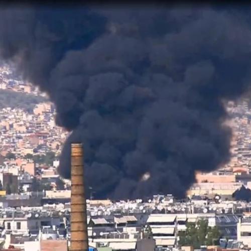 Πυρκαγιά σε υπαίθριο χώρο με απορρίμματα στον Άγιο Ιωάννη Ρέντη – Στο σημείο η Πυροσβεστική