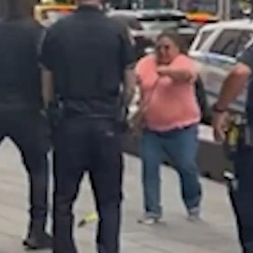 Αιματηρή επίθεση στην Times Square: Ένας νεκρός από μαχαιρώματα και νεκρή η 49χρονη δράστρια από πυρά αστυνομικών