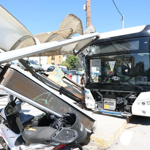 Θεσσαλονίκη: Λεωφορείο έπεσε πάνω σε στάση - Τέσσερις τραυματίες, οι δυο σοβαρά - Έρευνα της Τροχαίας