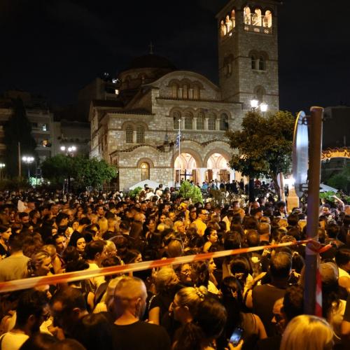Γιώργος Μαζωνάκης: Πλήθος κόσμου στη λαϊκή αγρυπνία στη Νίκαια – Τη Δευτέρα το τελευταίο «αντίο»