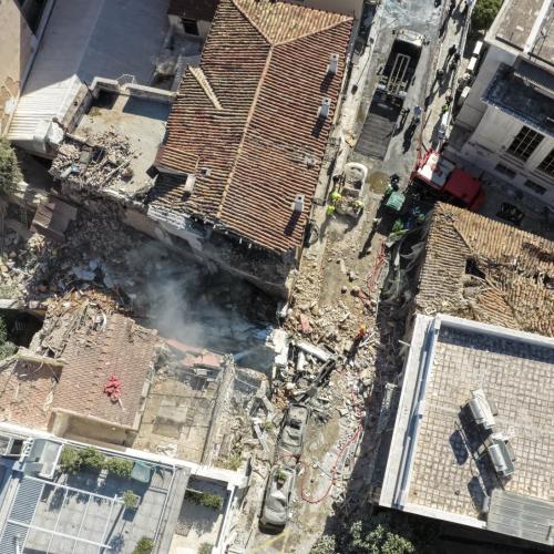 Έκρηξη στην Πλάκα: Πληροφορίες για πέντε αγνοούμενους – Έρευνες της ΕΜΑΚ στα συντρίμμια