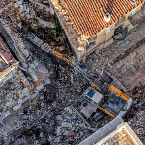 Πλάκα: Μάχη με το χρόνο στα συντρίμμια για 6 αγνοούμενους – Διαρροή φυσικού αερίου η πιθανότερη αιτία της φονικής έκρηξης