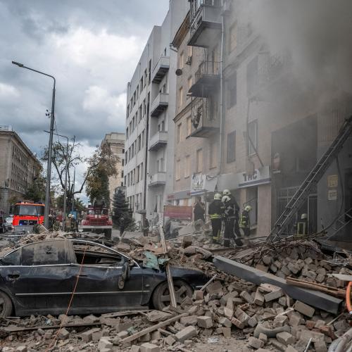 Νέο σφυροκόπημα στην Ουκρανία: Τουλάχιστον 22 τραυματίες από αεροπορικό βομβαρδισμό σε πολυκατοικία στο Χάρκοβο – Επίθεση με drone και στο Κίεβο   