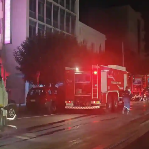 Πειραιάς: Υπό έλεγχο η μεγάλη φωτιά σε παλαιοπωλείο – Ολοκληρωτική καταστροφή