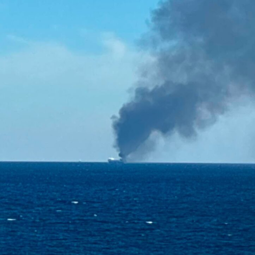 Φωτιά σε οχηματαγωγό βόρεια της Μυκόνου – Μεγάλη επιχείρηση διάσωσης για 29 επιβαίνοντες