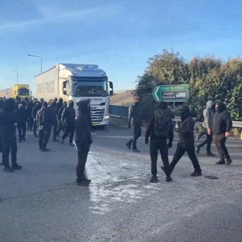 Ντόβερ: Διαμαρτυρία ακροδεξιών κατά των μεταναστευτικών ροών – Κλειστές οι προσβάσεις στο λιμάνι