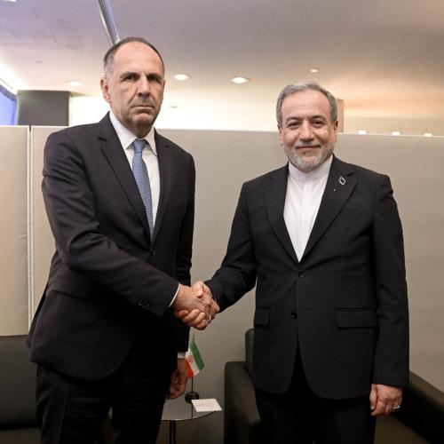 Γεραπετρίτης – Αραγτσί: Στο επίκεντρο η αποκλιμάκωση στη Μέση Ανατολή και οι σχέσεις Ελλάδας – Ιράν