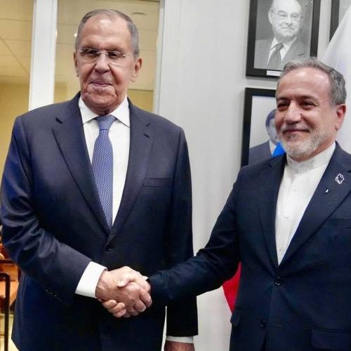 Λαβρόφ – Αραγτσί: Μόνο μέσω της διπλωματίας μπορεί να τερματιστεί ο πόλεμος στη Μέση Ανατολή