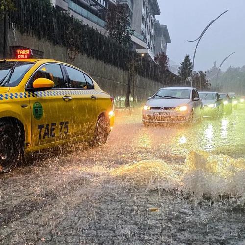 Κωνσταντινούπολη: Δύο νεκροί και εκτεταμένες καταστροφές από τις φονικές πλημμύρες – Κλειστά σχολεία και χιλιάδες κλήσεις για βοήθεια