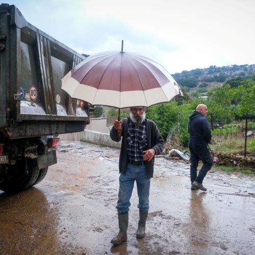 Κακοκαιρία στην Κρήτη: Μήνυμα του 112 σε όλο το νησί – Κλειστοί δρόμοι και σχολεία, δεμένα πλοία