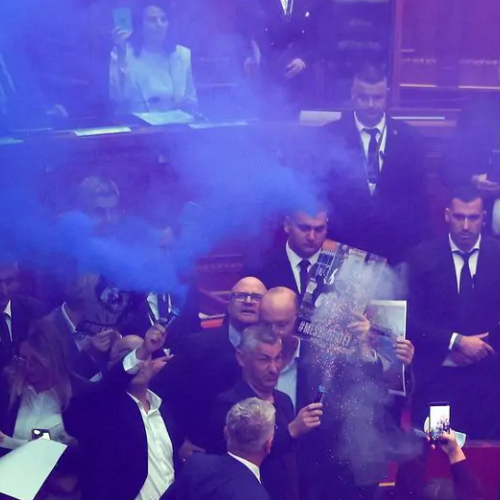 Αλβανία: Φωτοβολίδες και ένταση στη Βουλή εν μέσω μαζικών διαδηλώσεων κατά του Έντι Ράμα